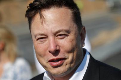 (FILES) In this file photo taken on September 03, 2020 Tesla CEO Elon Musk talks to media as he arrives to visit the construction site of the future US electric car giant Tesla, in Gruenheide near Berlin. - Teslas third-quarter profits more than quadrupled as the electric auto leader notched sharply higher sales in North America and China, the company said Wednesday. (Photo by Odd ANDERSEN / AFP)Editoria: FINLocal: GrünheideIndexador: ODD ANDERSENSecao: earningsFonte: AFPFotógrafo: STF<!-- NICAID(14925605) -->