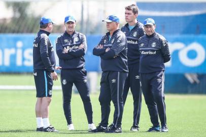 RS - FUTEBOL/TREINO GREMIO  - ESPORTES - Jogadores do Gremio realizam treino durante a manha desta sexta-feira, na preparaÃ§Ã£o para o Campeonato Brasileiro 2021. FOTO: LUCAS UEBEL/GREMIO FBPANa foto: comissão técnica de Felipão (à esquerda dele está Paulo Turra, e à direita, o mais alto, é Thiago Gomes e o bem da direita é Carlos Pracidelli, auxiliares)<!-- NICAID(14910745) -->