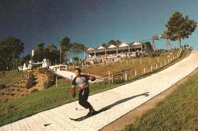 Competição na pista artificial de esqui i em Garibaldi/RS na década de 1970.<!-- NICAID(14925894) -->