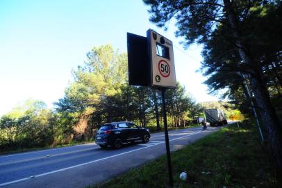 CAXIAS DO SUL, RS, BRASIL, 27/10/2020. Lombadas eletrônicas existentes no trecho do km 156, da RSC-453 (Rota do Sol), próximo ao trevo de acesso a Fazenda Souza. As duas lombadas foram danificadas e estão fora de funcionamento. (Porthus Junior/Agência RBS)<!-- NICAID(14926291) -->