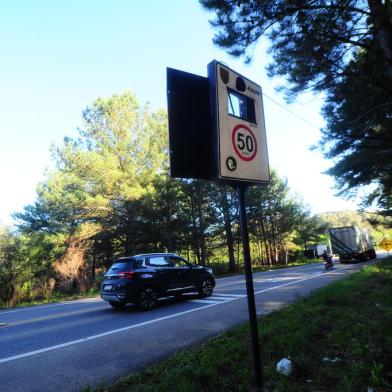 CAXIAS DO SUL, RS, BRASIL, 27/10/2020. Lombadas eletrônicas existentes no trecho do km 156, da RSC-453 (Rota do Sol), próximo ao trevo de acesso a Fazenda Souza. As duas lombadas foram danificadas e estão fora de funcionamento. (Porthus Junior/Agência RBS)<!-- NICAID(14926291) -->