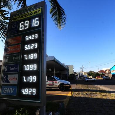 CAXIAS DO SUL, RS, BRASIL, 27/10/2021. Gasolina comum já pode ser encontrada acima de R$7,00. Na foto, Posto Coocaver, próximo ao estádio Centenário é vendida por R$7,099. (Porthus Junior/Agência RBS)<!-- NICAID(14926309) -->