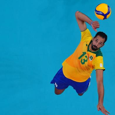 Brazils Mauricio de Souza spikes the ball in the mens quarter-final volleyball match between Japan and Brazil during the Tokyo 2020 Olympic Games at Ariake Arena in Tokyo on August 3, 2021. (Photo by Antonin THUILLIER / AFP)Editoria: SPOLocal: TokyoIndexador: ANTONIN THUILLIERSecao: volleyballFonte: AFPFotógrafo: STF<!-- NICAID(14926341) -->