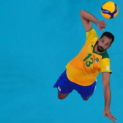 Brazils Mauricio de Souza spikes the ball in the mens quarter-final volleyball match between Japan and Brazil during the Tokyo 2020 Olympic Games at Ariake Arena in Tokyo on August 3, 2021. (Photo by Antonin THUILLIER / AFP)Editoria: SPOLocal: TokyoIndexador: ANTONIN THUILLIERSecao: volleyballFonte: AFPFotógrafo: STF<!-- NICAID(14926341) -->