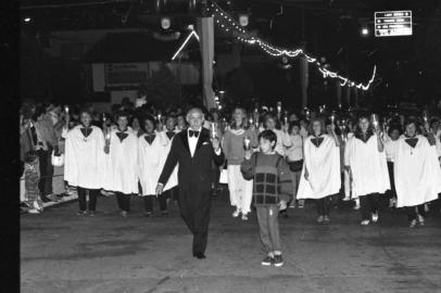 Primeiro Natal Luz de Gramado, em 1986.A Ospa, sob a regência do Maestro Eleazar de Carvalho, executou músicas natalinas no 1º Natal Luz de Gramado.Exibição de corais e da Ospa no Primeiro Natal Luz de Gramado.-#ENVELOPE: 51430<!-- NICAID(14630847) -->