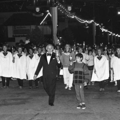 Primeiro Natal Luz de Gramado, em 1986.A Ospa, sob a regência do Maestro Eleazar de Carvalho, executou músicas natalinas no 1º Natal Luz de Gramado.Exibição de corais e da Ospa no Primeiro Natal Luz de Gramado.-#ENVELOPE: 51430<!-- NICAID(14630847) -->