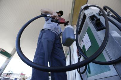 PORTO ALEGRE, RS, BRASIL - 26.10.2021 - Levantamento do preço da gasolina em Porto Alegre. Na foto, Posto 76 da Rede Energia na Lomba do Pinheiro. (Foto: Lauro Alves/Agencia RBS)<!-- NICAID(14924707) -->