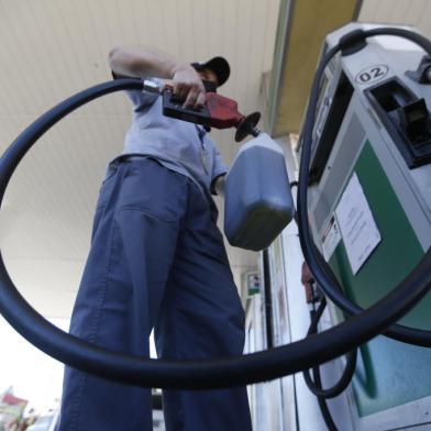 PORTO ALEGRE, RS, BRASIL - 26.10.2021 - Levantamento do preço da gasolina em Porto Alegre. Na foto, Posto 76 da Rede Energia na Lomba do Pinheiro. (Foto: Lauro Alves/Agencia RBS)<!-- NICAID(14924707) -->