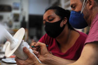 CAXIAS DO SUL, RS, BRASIL, 27/10/2021 -  acompanhamos projeto do Museu dos Capuchinhos que oferece oficinas de arte e artesanato, entre outras atividades de inclusão e inserção social para mulheres que trabalham com reciclagem em Caxias do Sul. NA FOTO: Suelen de Freitas, recicladora. (Marcelo Casagrande/Agência RBS)<!-- NICAID(14926022) -->