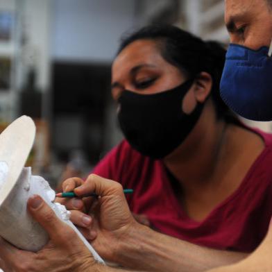 CAXIAS DO SUL, RS, BRASIL, 27/10/2021 -  acompanhamos projeto do Museu dos Capuchinhos que oferece oficinas de arte e artesanato, entre outras atividades de inclusão e inserção social para mulheres que trabalham com reciclagem em Caxias do Sul. NA FOTO: Suelen de Freitas, recicladora. (Marcelo Casagrande/Agência RBS)<!-- NICAID(14926022) -->