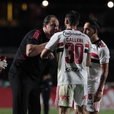 São Paulo não contará com Calleri (30) para o duelo contra o Inter. Rogério Ceni (E) deve escalar Benítez no lugar dele (D)<!-- NICAID(14928427) -->