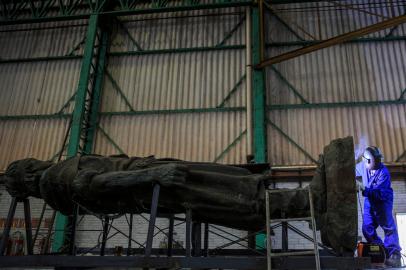 PORTO ALEGRE, RS, BRASIL - Fotografias do Monumento ao Laçador sendo restaurado. O Monumento está recebendo estrutura interna em aço inox, que dará maior sustentação devido à exposição ao tempo.Indexador: Jeff Botega<!-- NICAID(14928460) -->