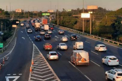 Movimento intenso na freeway, em Porto Alegre, na saída para o feriadão de Finados. <!-- NICAID(14928696) -->