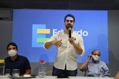 EDUARDO LEITE CONVERSA COM FILIADOS E LIDERANÇAS TUCANASRN - EDUARDO-LEITE-CONVERSA-COM-FILIADOS-LIDERANÇAS-TUCANAS - GERAL - O governador do Rio Grande do Sul, Eduardo Leite e também candidato nas prévias do PSDB para o pleito à presidência da República, está em Natal (RN), nesta sexta-feira (29) para conversar com filiados e lideranças tucanas, no Espaço Versailles Recepções. 29/10/2021 - Foto: JOSé ITAMAR/FUTURA PRESS/FUTURA PRESS/ESTADÃO CONTEÚDOEditoria: GERALLocal: NATALIndexador: JOSé ITAMARFotógrafo: FUTURA PRESS<!-- NICAID(14928756) -->