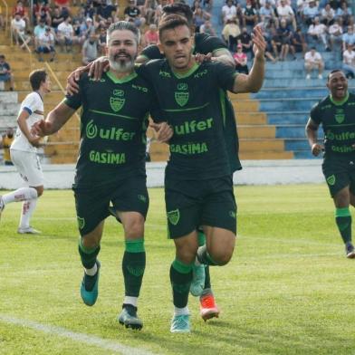 Avenida venceu o Veranópolis por 1 a 0, com gol de ALexandre, de pênalti, e avançou às semifinais <!-- NICAID(14929123) -->