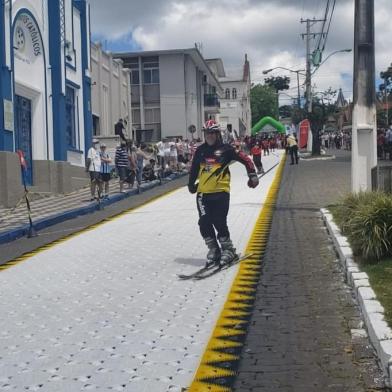 Inaugurada pista itinerante de esqui de Garibaldi neste domingo (31)<!-- NICAID(14929242) -->