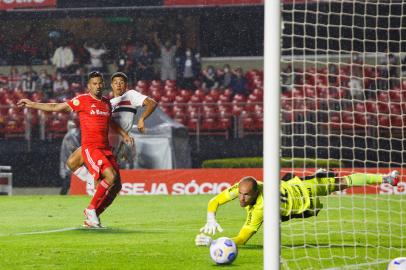 SÃO PAULO X INTERNACIONAL-BRASILEIRAO 2021SP - SÃO PAULO X INTERNACIONAL-BRASILEIRÃO 2021 - ESPORTES - Gabriel Sara  do São Paulo  durante partida entre São Paulo e  Internacional  pela 29ª rodada do Campeonato Brasileiro 2021, no estádio Cícero Pompeu de Toledo, o Morumbi, na noite deste domingo, 31. 31/10/2021 - Foto: ADRIANA SPACA/FRAMEPHOTO/FRAMEPHOTO/ESTADÃO CONTEÚDOEditoria: ESPORTESLocal: SÃO PAULOIndexador: ADRIANA SPACAFonte: FRAMEPHOTOFotógrafo: FRAMEPHOTO<!-- NICAID(14929481) -->