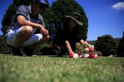 Preparação de Cemitérios para o dia de Finados. Na imagem, Cemitério Parque Jardim da Paz. Quem está na foto, Marcia Flores e Claudiomir Quevedo. FOTO: Jefferson Botega / Agência RBSIndexador: Jeff Botega<!-- NICAID(14930036) -->