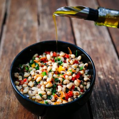 PORTO ALEGRE, RS, BRASIL,  31/07/2017 : Destemperados - Receitas mediterrâneas: Salada de feijão fradinho, Salada de pepino com iogurte e dill, Caponata de abobrinha,  Kafta com hortelã, Mjadra. (Omar Freitas/Agência RBS)Indexador: Omar Freitas<!-- NICAID(13062950) -->