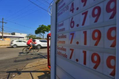 PORTO ALEGRE, RS - 02/11/2021 - Gasolina tem novo aumento, e litro chega a R$ 7,19 em Porto Alegre. FOTO: Lauro Alves / Agência RBS<!-- NICAID(14930574) -->