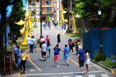 GRAMADO, RS, BRASIL, 02/11/2021. Movimento no feriado de Finados, em Gramado, durante o Natal Luz. Rua Torta. (Porthus Junior/Agência RBS)<!-- NICAID(14930719) -->