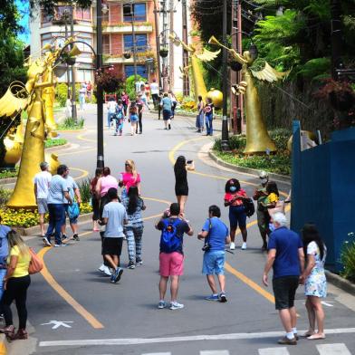 GRAMADO, RS, BRASIL, 02/11/2021. Movimento no feriado de Finados, em Gramado, durante o Natal Luz. Rua Torta. (Porthus Junior/Agência RBS)<!-- NICAID(14930719) -->