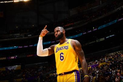 Houston Rockets v Los Angeles LakersLOS ANGELES, CA - NOVEMBER 2: LeBron James #6 of the Los Angeles Lakers looks on during the game against the Houston Rockets on November 2, 2021 at STAPLES Center in Los Angeles, California. NOTE TO USER: User expressly acknowledges and agrees that, by downloading and/or using this Photograph, user is consenting to the terms and conditions of the Getty Images License Agreement. Mandatory Copyright Notice: Copyright 2021 NBAE   Adam Pantozzi/NBAE via Getty Images/AFP (Photo by Adam Pantozzi / NBAE / Getty Images / Getty Images via AFP)Editoria: SPOLocal: Los AngelesIndexador: ADAM PANTOZZISecao: basketballFonte: NBAE / Getty Images<!-- NICAID(14931378) -->