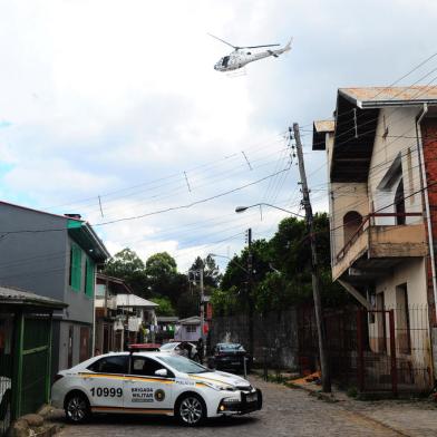 CAXIAS DO SUL, RS, BRASIL, 29/10/2021. Operações da Brigada Militar tem chamado atenção da comunidade de Caxias do Sul. Com diversas viaturas, motos, canil e até helicóptero, mobilização é estratégia para desmotivar mal intencionados e, assim, prevenir crimes. Operação Hoplitas é semanal e tem foco no combate aos homicídios. Operação Sentinela é realizada duas vezes por mês contra os assaltos. Na foto, operação feita no bairro 1º de Maio. (Porthus Junior/Agência RBS)<!-- NICAID(14928760) -->