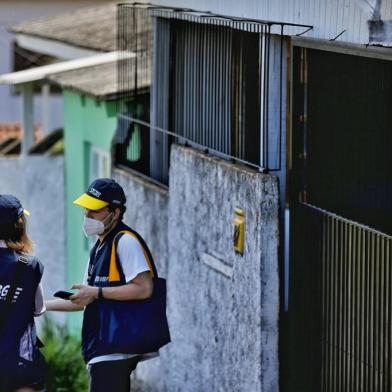 PORTO ALEGRE, RS - 04/11/2021 - Dando continuidade aos preparativos do Censo 2022, que ocorrerá nos meses de junho a agosto do próximo ano, o IBGE realizará, durante todo o mês de novembro e parte do mês de dezembro, um teste nacional para verificar os sistemas de coleta, os equipamentos, a abordagem ao informante e os protocolos de prevenção à Covid-19 que serão utilizados no Censo 2022. Foram escolhidas localidades (bairros, distritos, municípios ou comunidades), nas 27 unidades da federação, que serão percorridas por cerca de 250 recenseadores. FOTO: Lauro Alves / Agência RBS<!-- NICAID(14932336) -->