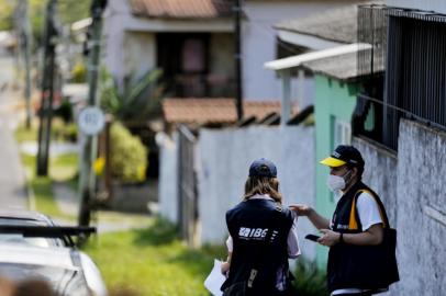 PORTO ALEGRE, RS - 04/11/2021 - Dando continuidade aos preparativos do Censo 2022, que ocorrerá nos meses de junho a agosto do próximo ano, o IBGE realizará, durante todo o mês de novembro e parte do mês de dezembro, um teste nacional para verificar os sistemas de coleta, os equipamentos, a abordagem ao informante e os protocolos de prevenção à Covid-19 que serão utilizados no Censo 2022. Foram escolhidas localidades (bairros, distritos, municípios ou comunidades), nas 27 unidades da federação, que serão percorridas por cerca de 250 recenseadores. FOTO: Lauro Alves / Agência RBS<!-- NICAID(14932335) -->