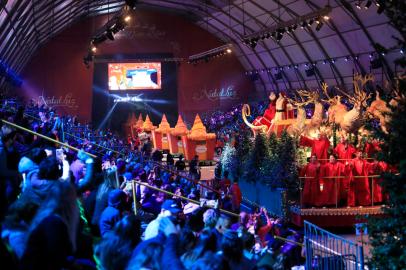 Natal Luz de Gramado - O Grande Desfile de Natal - Celebrando Tradicoes. <!-- NICAID(14932539) -->