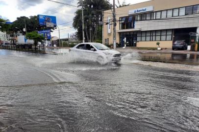 04/11/2021 - PORTO ALEGRE, RS - Adutora rompe na Avenida Nonoai, deixando a via pública alagada. FOTO: Laura Becker / Agência RBS<!-- NICAID(14932738) -->