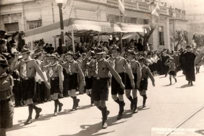 Primeiro desfile de Semana da Pátria do Grupo Escoteiro Tupã-Ci, na Avenida Borges de Medeiros - Porto Alegre, em 7/09/1942<!-- NICAID(14932576) -->