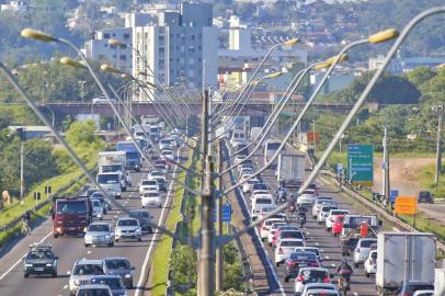 SÃO LEOPOLDO, RS, BRASIL - 20.10.2021 - Problemas no trânsito na BR-116, em São Leopoldo. (Foto: Lauro Alves/Agencia RBS)<!-- NICAID(14919657) -->