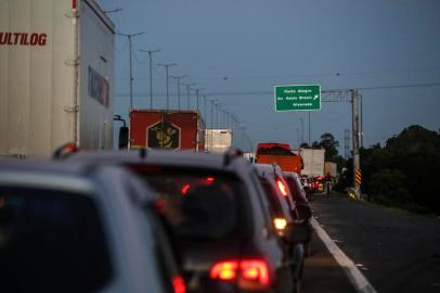 PORTO ALEGRE, RS, BRASIL - 2021.10.19 - Série sobre problemas no trânsito em POA. Após leitores responderem questionário sobre o assunto, mostramos os problemas no trânsito da capital. Na foto: Freeway com engarrafamento causado pelo acesso a Assis Brasil (Foto: André Ávila/Agência RBS)<!-- NICAID(14919423) -->