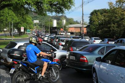 PORTO ALEGRE,RS,BRASIL.2021,10,15.Trânsito com muito congestionamento na RS 040 e na AV.Bento Gonçalves, atrapalhando muito a vida dos motoristas que trafegam por ela.(RONALDO BERNARDI/AGENCIA RBS).<!-- NICAID(14916159) -->