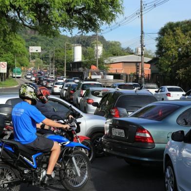 PORTO ALEGRE,RS,BRASIL.2021,10,15.Trânsito com muito congestionamento na RS 040 e na AV.Bento Gonçalves, atrapalhando muito a vida dos motoristas que trafegam por ela.(RONALDO BERNARDI/AGENCIA RBS).<!-- NICAID(14916159) -->