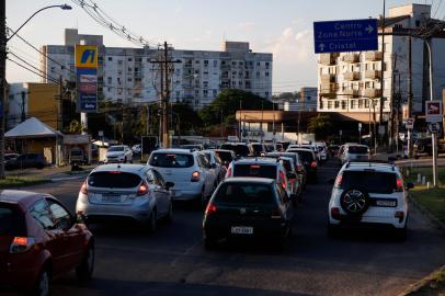 Porto Alegre, RS, Brasil - 21/10/2021 - Congestionamentos e buracos na Avenida Vicente Monteggia, em Porto Alegre. (Foto: Anselmo Cunha/Agência RBS)<!-- NICAID(14921673) -->