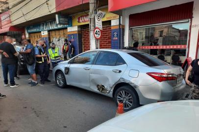 Um homem, de 26 anos, morreu após colidir a moto que conduzia em três veículos na avenida Azenha na tarde desta quinta-feira (4). A vítima, que não teve o nome divulgado, seguia no sentido centro-bairro da avenida quando perdeu o controle do veículo. <!-- NICAID(14932958) -->