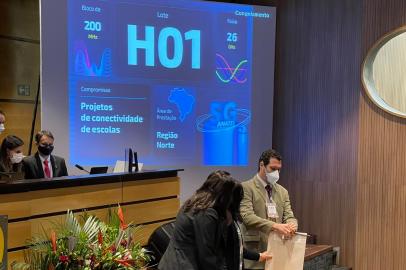 A Agência Nacional de Telecomunicações (Anatel) encerrou nesta sexta-feira (5) de manhã, o leilão do 5G, com a oferta de lotes na última das quatro faixas, a de 26 GHz, considerada a frequência que poderá oferecer o melhor desempenho, com alta velocidade no tráfego de dados e menor latência. As empresas que venceram esta etapa do certame terão por obrigação implementar conectividade nas escolas em contrapartida à possibilidade de usar este espectro em aplicações associadas a nova tecnologia da Internet das Coisas (IoT) e automação industrial.<!-- NICAID(14933421) -->