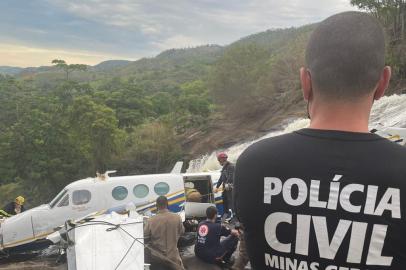 A cantora Marília Mendonça, de 26 anos, morreu nesta sexta-feira (5) após queda de um avião no inteiror de Minas Gerais, de acordo com a Globo. A queda ocorreu perto de uma cachoeira região da serra de Caratinga, no interior do Estado. Segundo a Polícia Civil, três pessoas morreram. A identidade das vítimas não foi divulgada.<!-- NICAID(14933894) -->