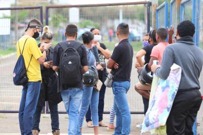 GO - VELÓRIO-MARILIA-MENDONÇA-CHEGADA-FÃS - GERAL - Fãs aguardam a chegada do corpo da artista Marilia Mendonça que faleceu em um acidente aéreo, o velório acontecerá na Arena Goiânia, na cidade de Goiânia GO, neste sábado, 06. 06/11/2021 - Foto: BECKER/FUTURA PRESS/FUTURA PRESS/ESTADÃO CONTEÚDO<!-- NICAID(14934232) -->