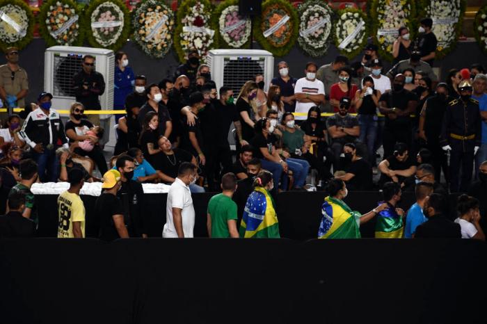 Familiares, amigos e fãs se despedem de Cristiano Araújo em Goiânia