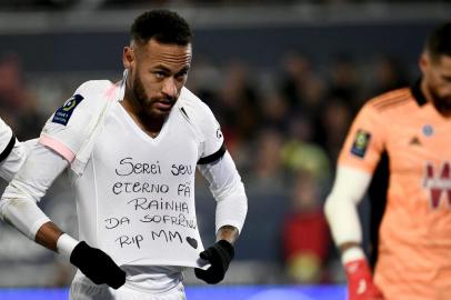 Paris Saint-Germains Brazilian forward Neymar shows off the message on his shirt following his first goal of the match during the French L1 football match between FC Girondins de Bordeaux and Paris Saint-Germain at The Matmut Atlantique Stadium in Bordeaux, south-western France on November 6, 2021. (Photo by Philippe LOPEZ / AFP)Editoria: SPOLocal: BordeauxIndexador: PHILIPPE LOPEZSecao: soccerFonte: AFPFotógrafo: STF<!-- NICAID(14934292) -->