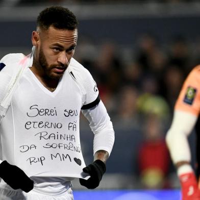 Paris Saint-Germains Brazilian forward Neymar shows off the message on his shirt following his first goal of the match during the French L1 football match between FC Girondins de Bordeaux and Paris Saint-Germain at The Matmut Atlantique Stadium in Bordeaux, south-western France on November 6, 2021. (Photo by Philippe LOPEZ / AFP)Editoria: SPOLocal: BordeauxIndexador: PHILIPPE LOPEZSecao: soccerFonte: AFPFotógrafo: STF<!-- NICAID(14934292) -->