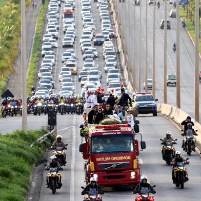 A military firefighter brigade truck carrying the remains of Brazilian singer Marilia Mendonca leads the funeral cortege to the Cementerio Parque Memorial, in Goiania, state of Goias, Brazil, on November 6, 2021. - Marilia Mendonca, 26, one of the most popular of the sertanejo genre in Brazil and a Latin Grammy winner, died on the eve along with four other people in an airplane crash on her way to a concert, in the state of Minas Gerais. (Photo by EVARISTO SA / AFP)Editoria: DISLocal: GoianiaIndexador: EVARISTO SASecao: transport accidentFonte: AFPFotógrafo: STF<!-- NICAID(14934311) -->