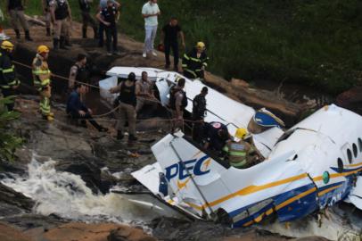 CARATINGA, MG, BRASIL - 05.11.2021 - A cantora Marília Mendonça, de 26 anos, e mais quatro pessoas morreram na tarde desta sexta-feira (5) após a queda de um avião de pequeno porte no interior de Minas Gerais.<!-- NICAID(14934015) -->