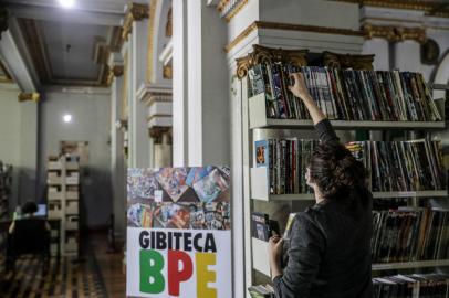 PORTO ALEGRE, RS, BRASIL - 05/11/2021Biblioteca Pública de Porto Alegre inaugura Gibiteca. Na foto, fazendo os últimos ajustes, o estagiário Aruan Pereira Mello<!-- NICAID(14933809) -->