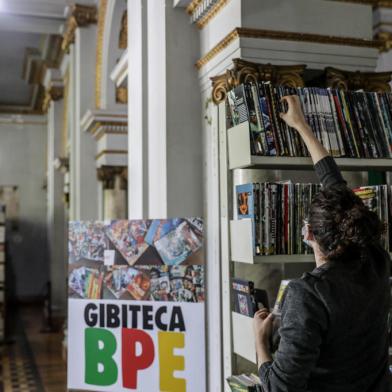 PORTO ALEGRE, RS, BRASIL - 05/11/2021Biblioteca Pública de Porto Alegre inaugura Gibiteca. Na foto, fazendo os últimos ajustes, o estagiário Aruan Pereira Mello<!-- NICAID(14933809) -->