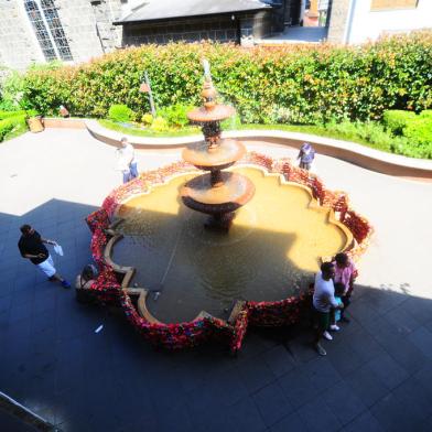 GRAMADO, RS, BRASIL, 02/11/2021. Movimento no feriado de Finados, em Gramado, durante o Natal Luz. Fonte do Amor Eterno. (Porthus Junior/Agência RBS)<!-- NICAID(14930937) -->